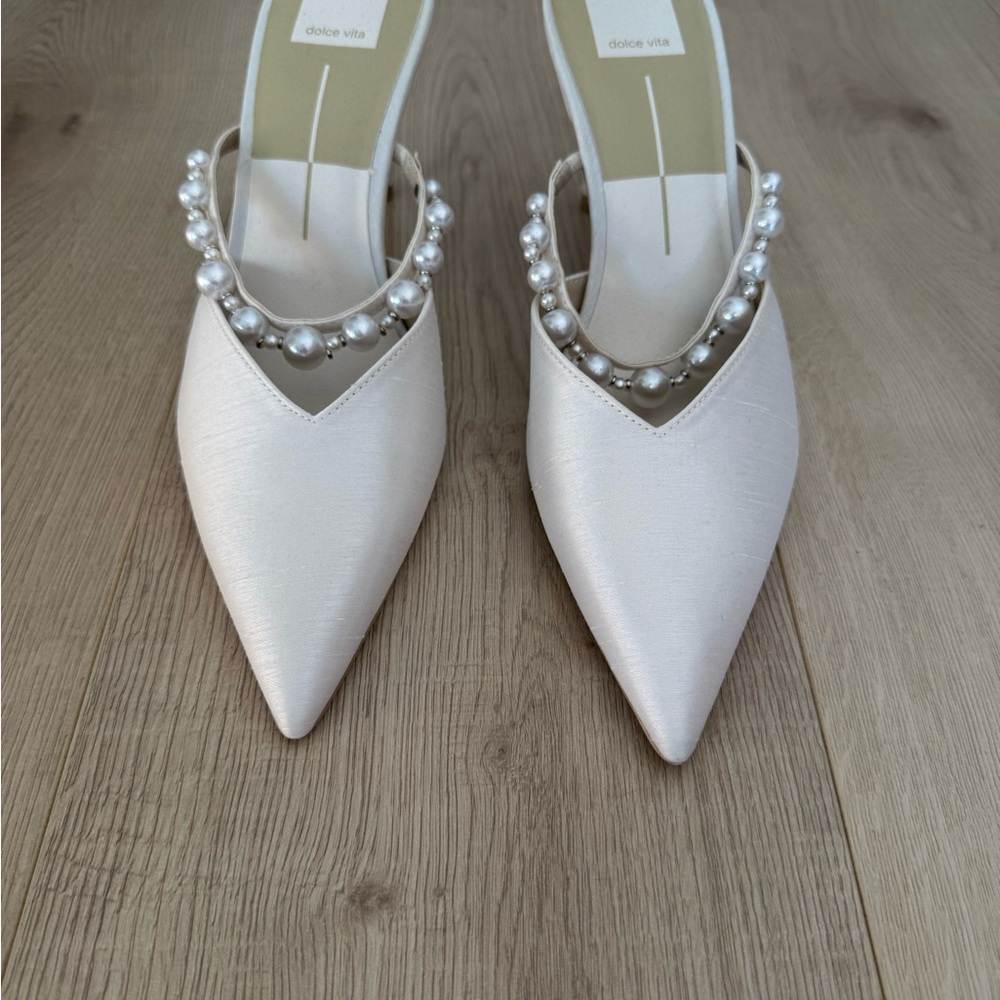 NEVER WORN Dolce Vita White Kanika Pearl Pointed Toe Mule